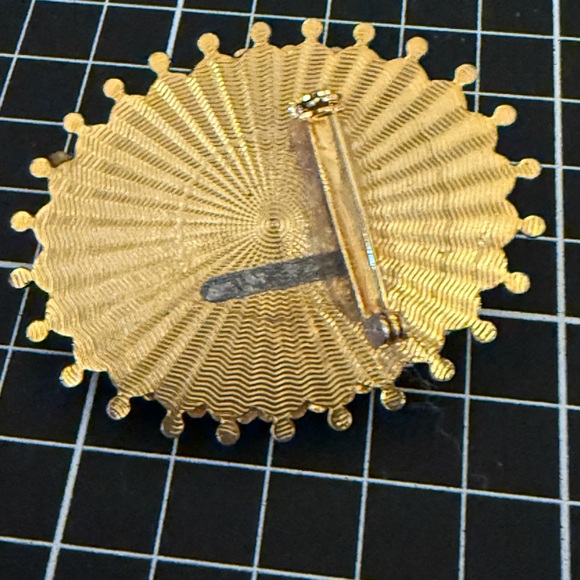 Elegant Gold and Brown Cameo Brooch - Picture 3 of 10